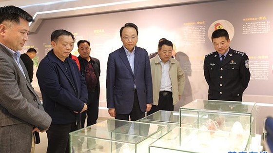 市委常委、政法委書記楊健蒞臨縣禁毒教育基地參觀指導(dǎo)