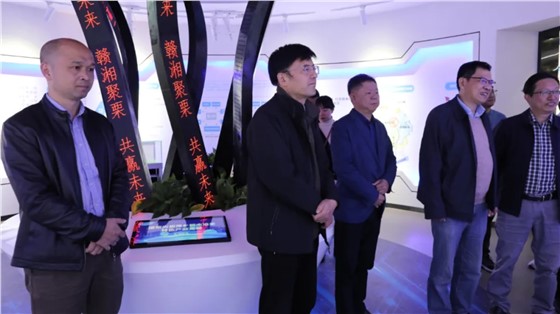 省發(fā)改委二級(jí)巡視員曾洪暉一行來(lái)上栗調(diào)研指導(dǎo)工作，并參觀由立標(biāo)展覽布展的贛湘合作產(chǎn)業(yè)園展示館